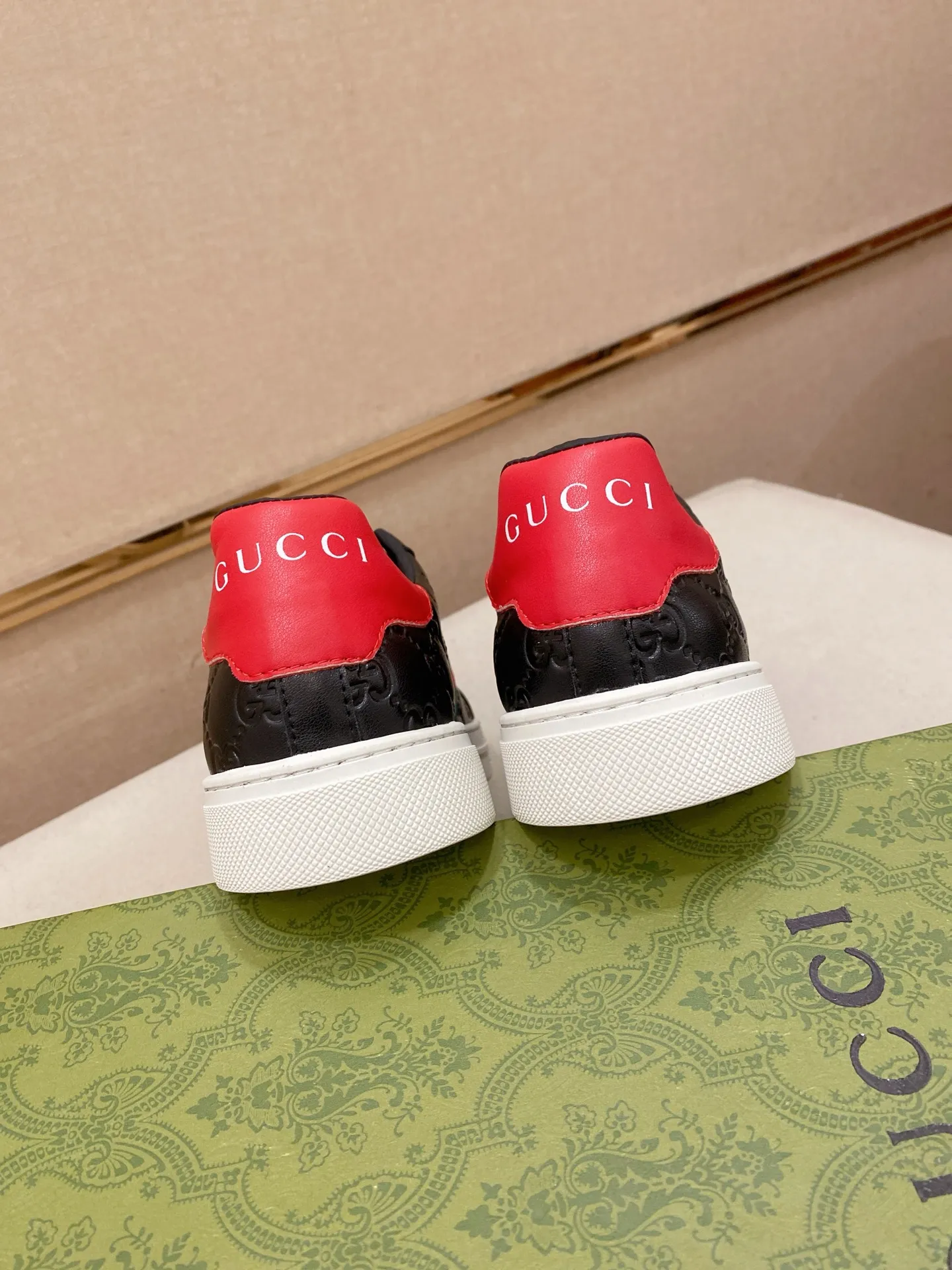 Factory price: 480💰 (GUCCI) The latest model from the official website 🎁🎁Casual and fashionable men's shoes👟, hot style 💥The version is simple and elegant, exclusive for trendy men. Unique official website latest brand elements 👑Gucci original decoration, fashionable and generous, the fabric is original cowhide ✅sheepskin lining, the official website specifies wear-resistant casual outsole, the classic model is taken in kind at the counter🎬38-44 (45 is not returned or exchanged)